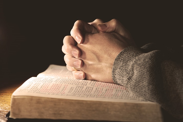 HANDS_PRAYING_ON_BIBLE.jpg - 85.95 kB