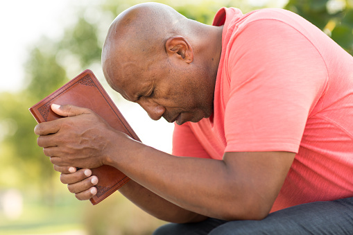 PRAYING_-_BLACK_MAN_YOUNG.jpg - 81.46 kB